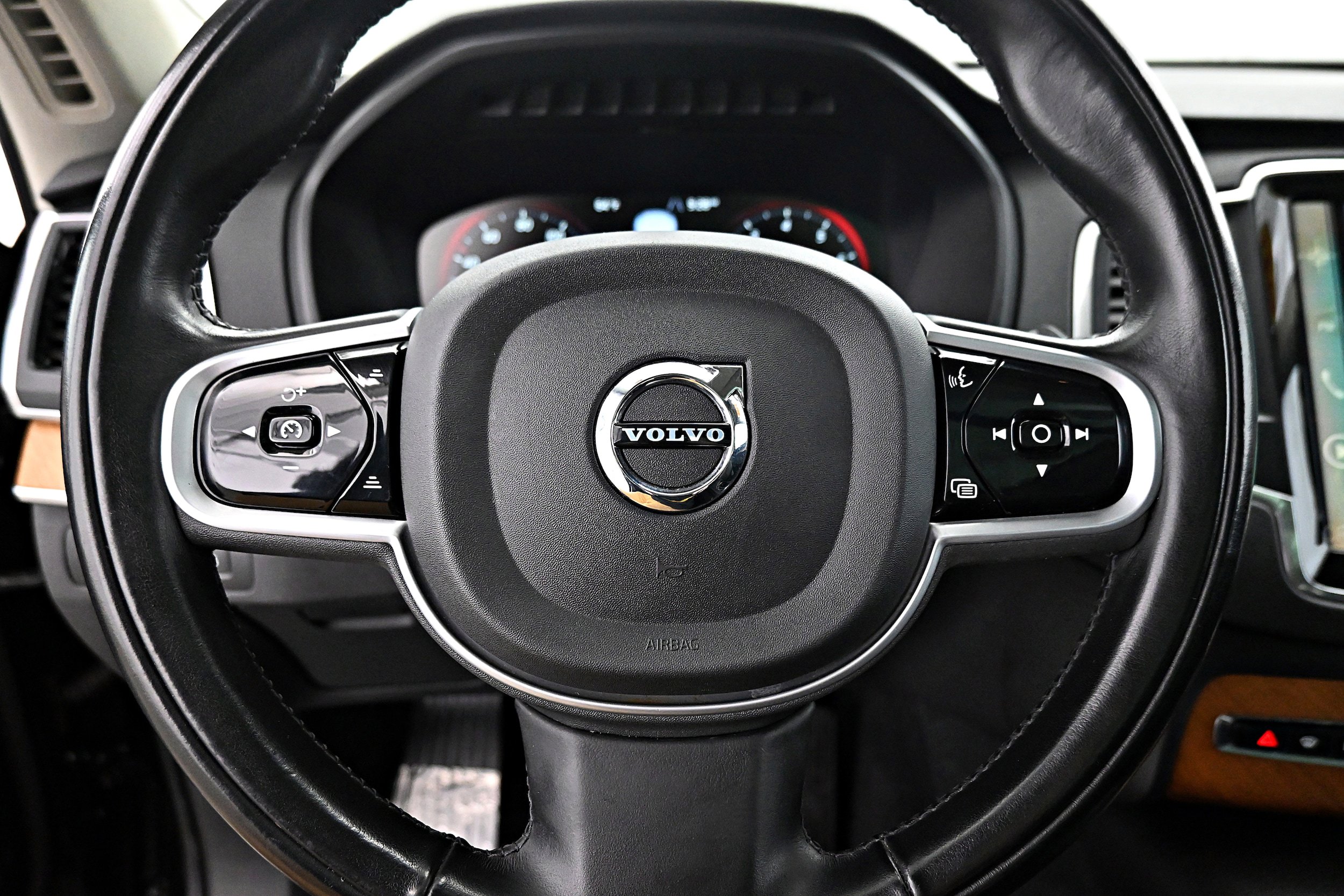 Used 2022 Volvo XC90 T6 Momentum w/ Climate Package image 6