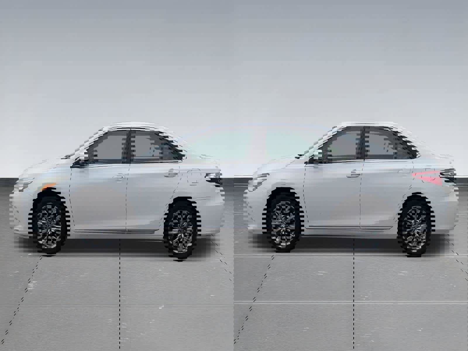 Used 2016 Toyota Camry XLE w/ Moonroof Package image 3