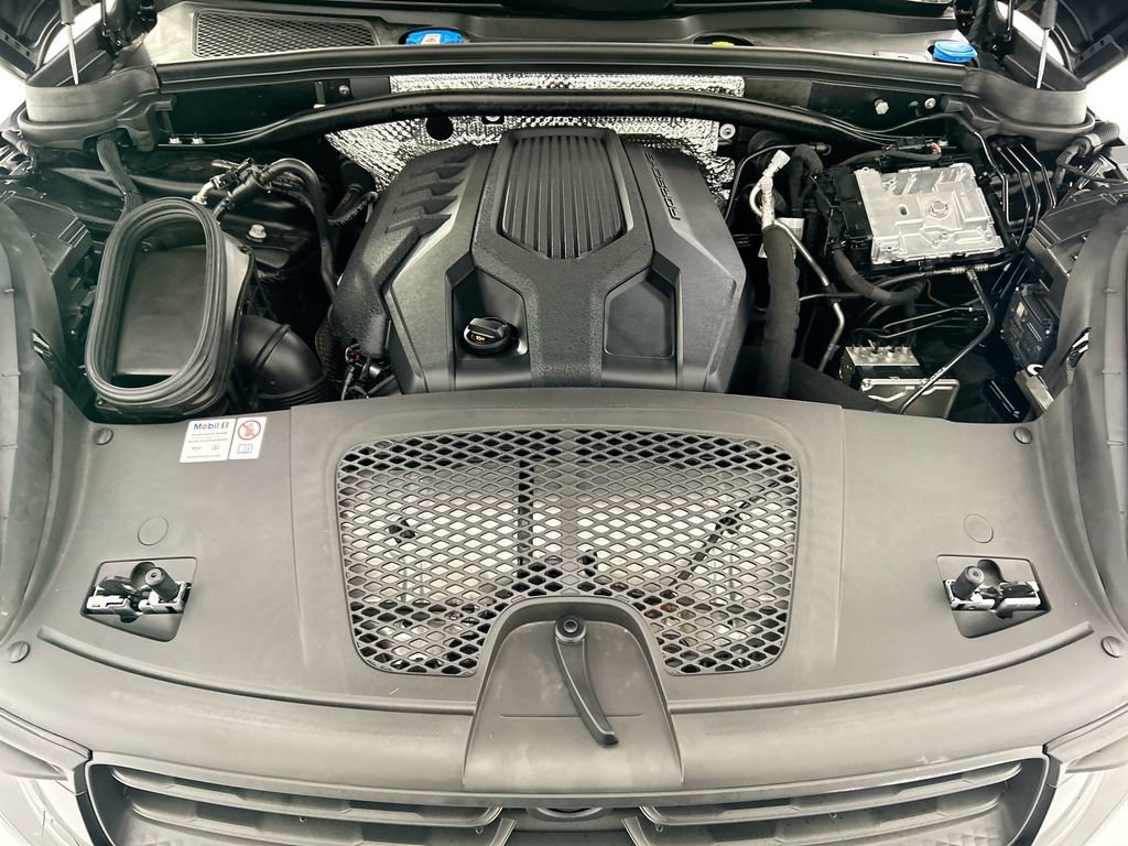 Certified 2024 Porsche Macan AWD/4WD image 29