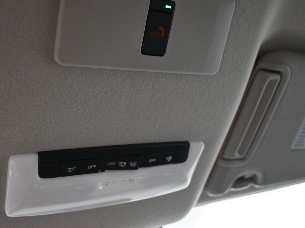 New 2025 Nissan Versa SR w/ Trunk Package FWD image 15
