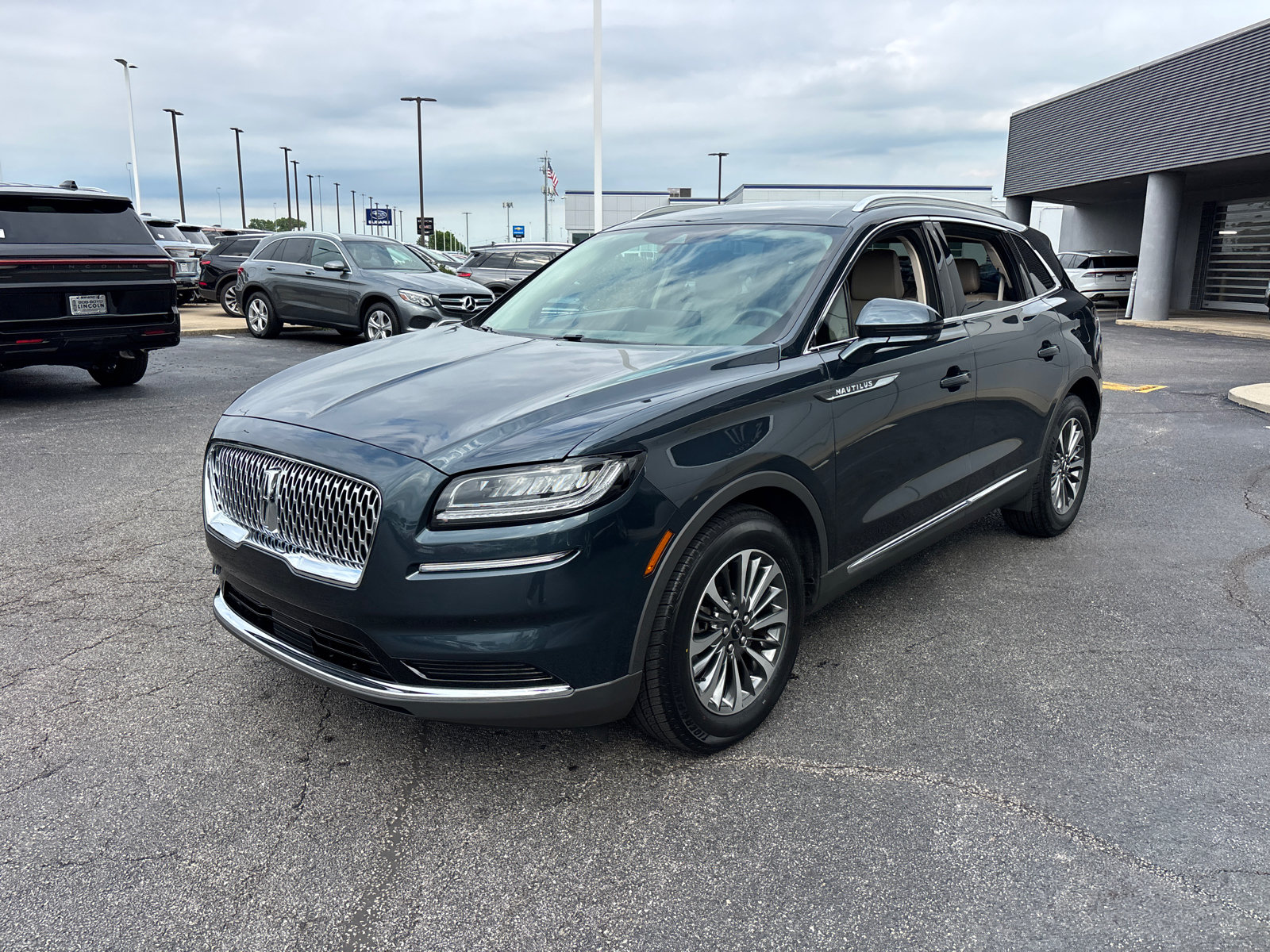 Certified 2023 Lincoln Nautilus AWD w/ Premium Package image 3