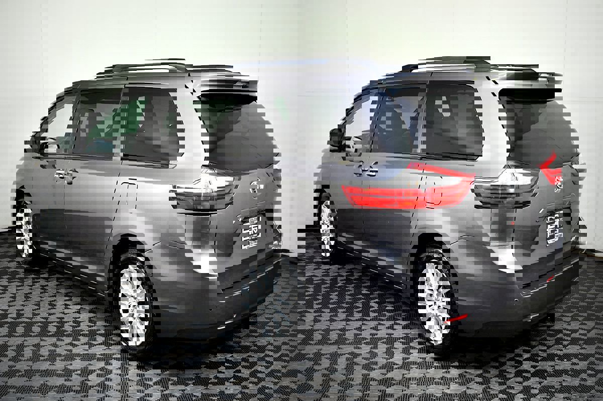 Used 2015 Toyota Sienna XLE image 11