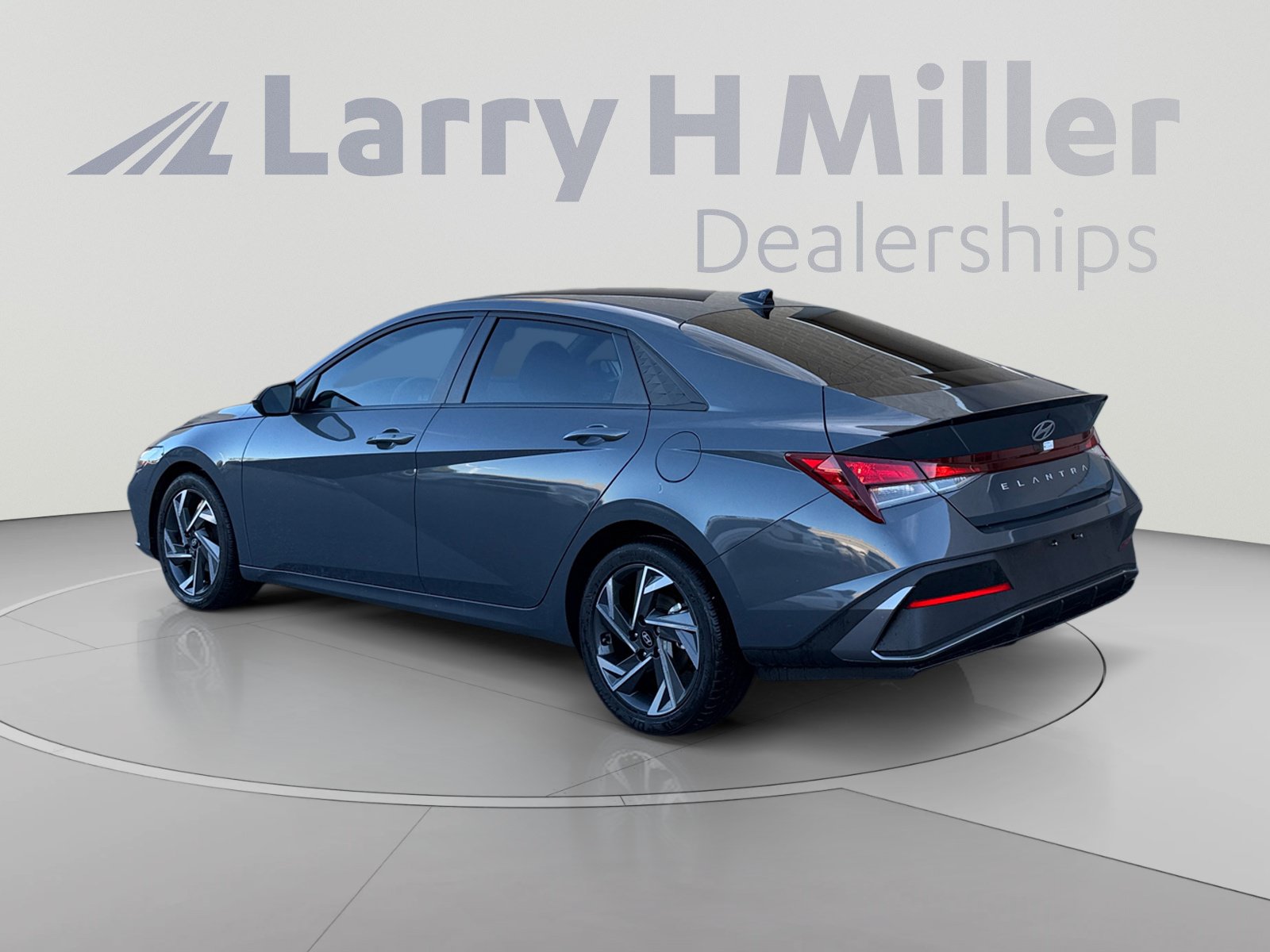 Certified 2025 Hyundai Elantra Sport FWD image 3