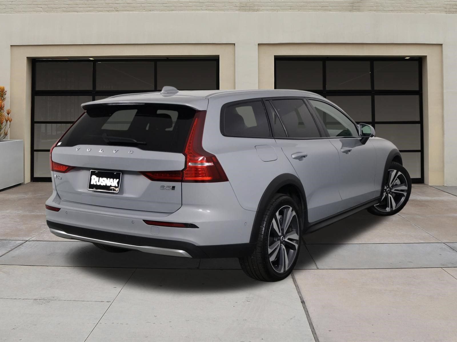 Certified 2025 Volvo V60 B5 Cross Country Plus AWD/4WD image 4