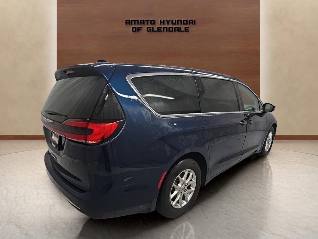 Used 2024 Chrysler Pacifica Touring-L image 6