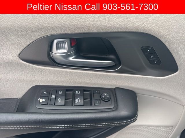 Used 2024 Chrysler Pacifica Select image 11