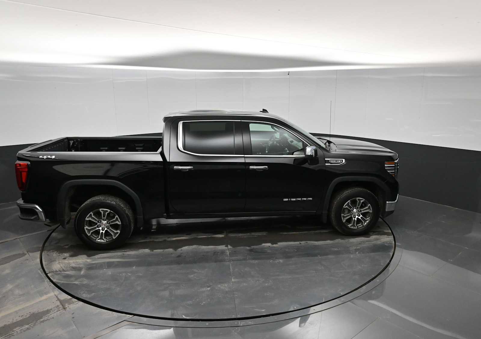 Used 2025 GMC Sierra 1500 SLT AWD/4WD image 32