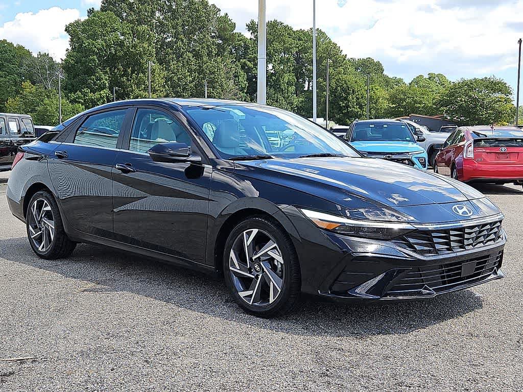 Used 2025 Hyundai Elantra Limited FWD image 3