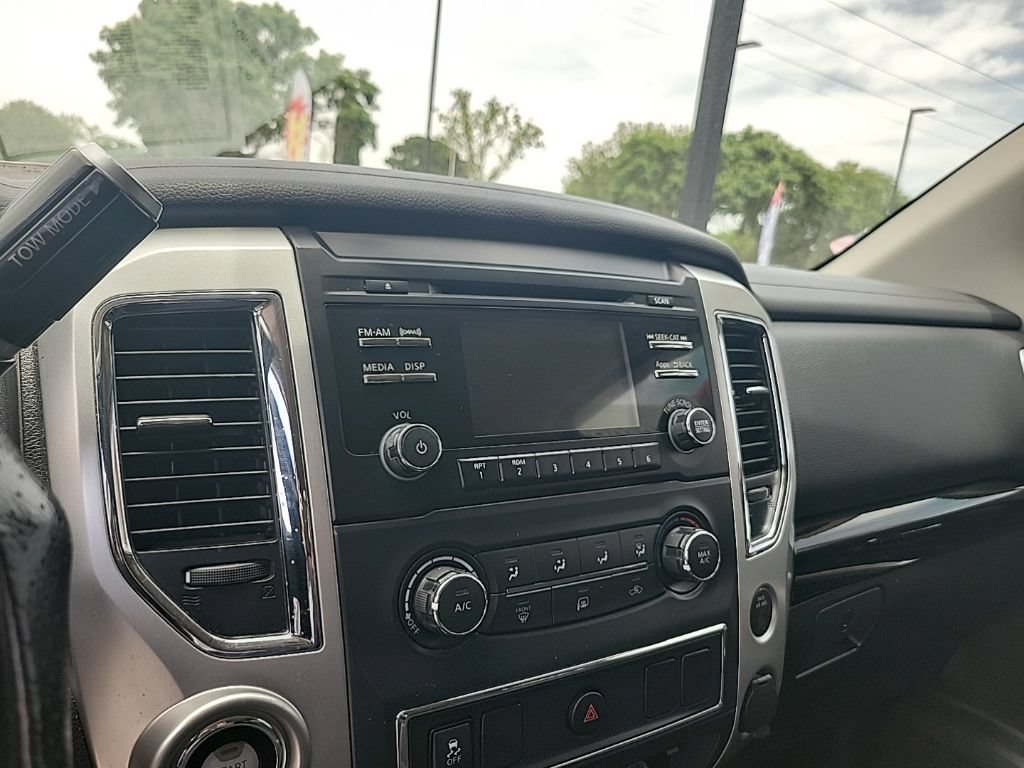 Used 2017 Nissan Titan SV AWD/4WD image 25