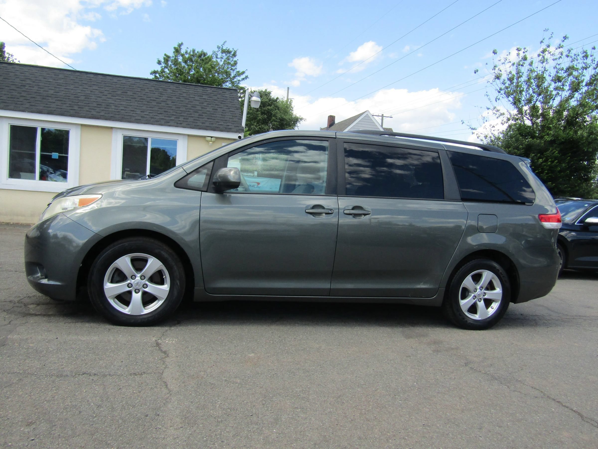 Used 2013 Toyota Sienna LE w/ Towing Pkg FWD image 5