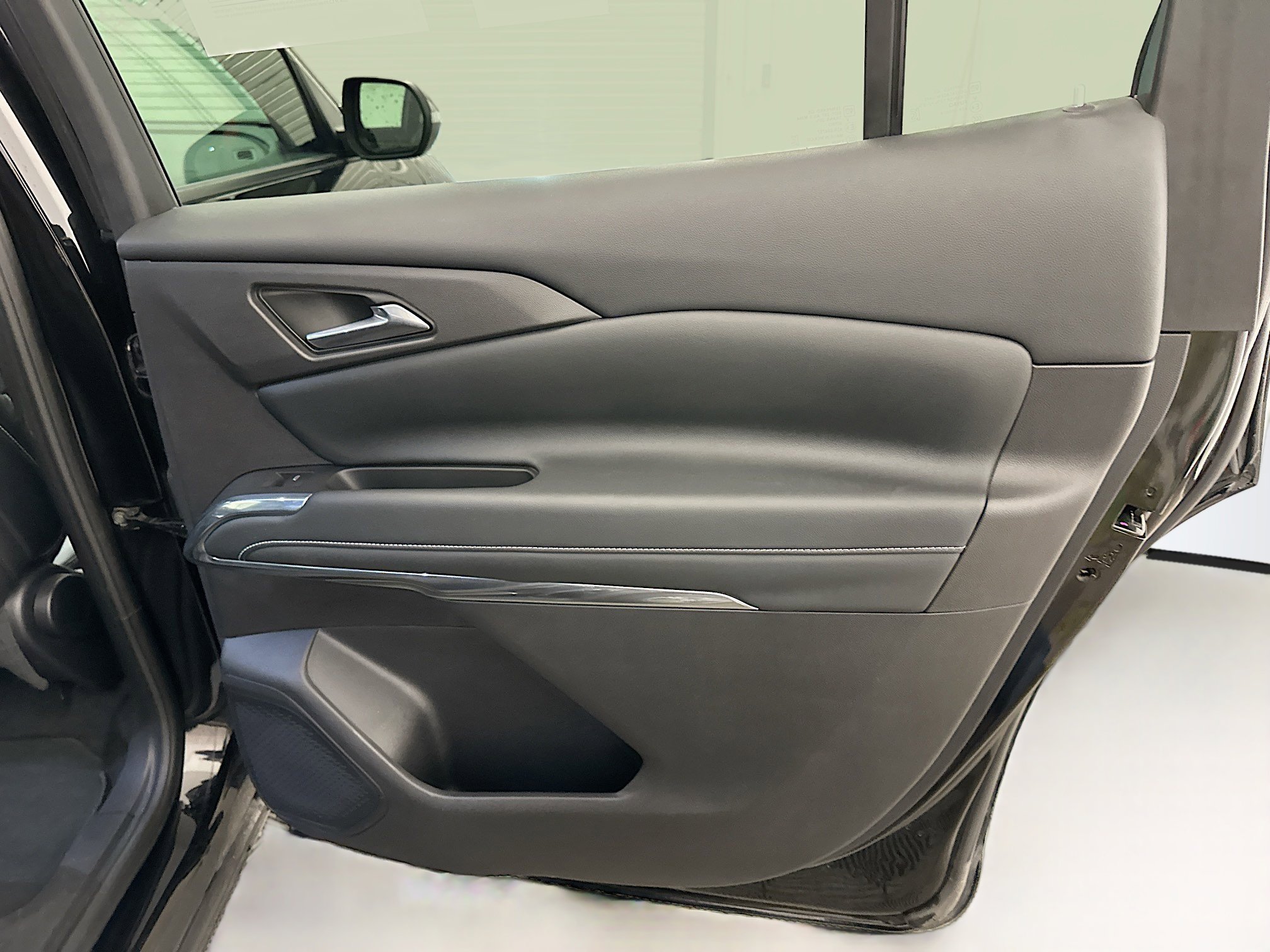 Used 2025 Chevrolet Traverse LT image 33