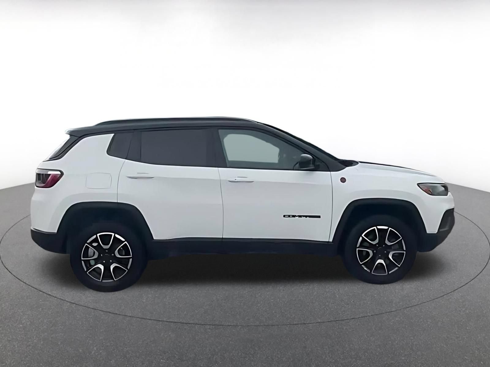 Used 2025 Jeep Compass Trailhawk AWD/4WD image 10
