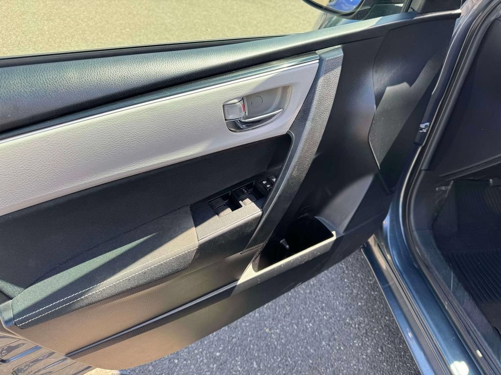 Used 2018 Toyota Corolla LE FWD image 18