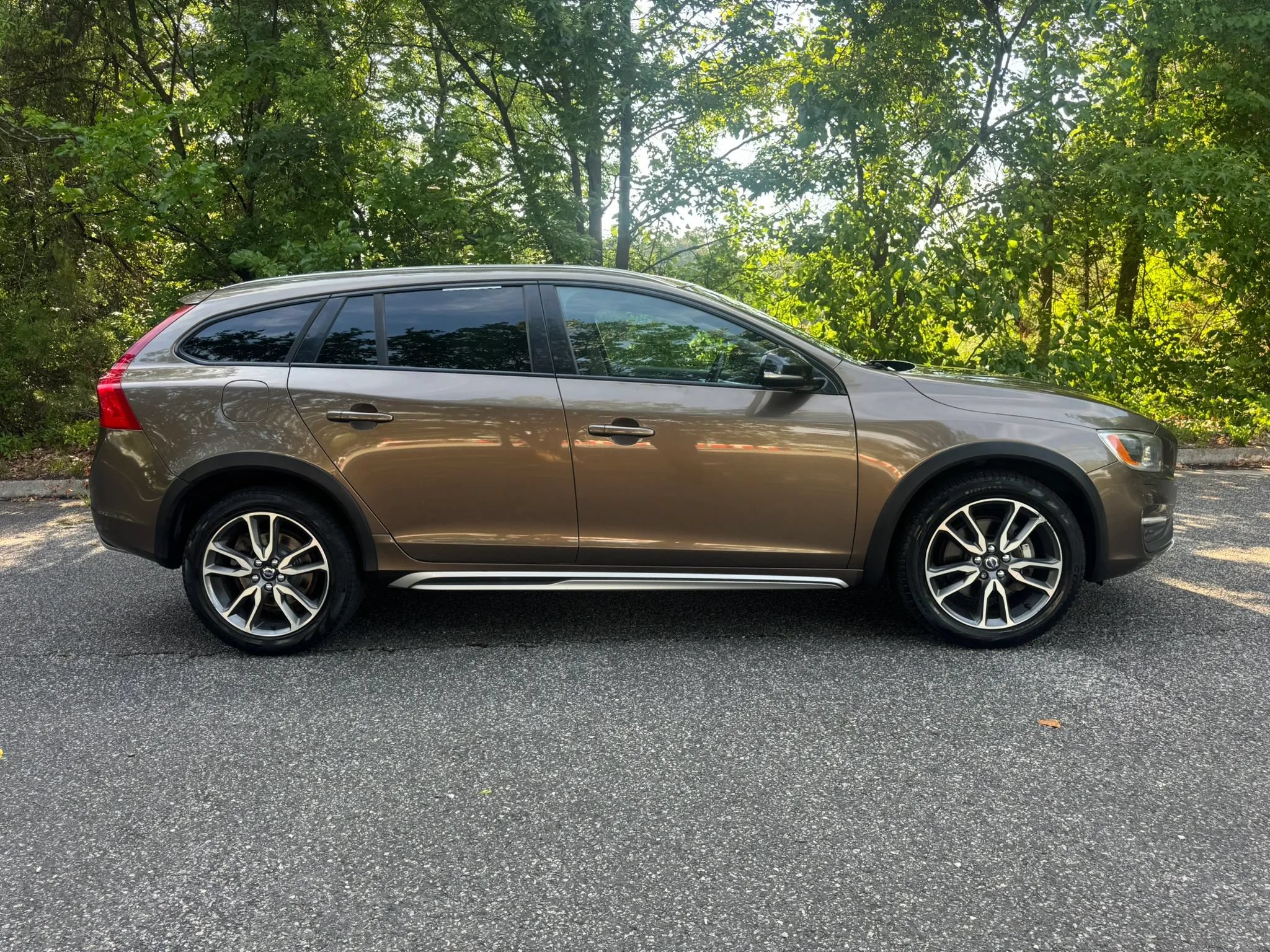 Used 2015 Volvo V60 T5 Cross Country Platinum AWD/4WD image 3