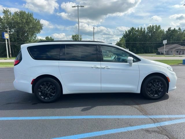 Used 2022 Chrysler Pacifica Touring-L w/ S Appearance Package AWD/4WD image 5