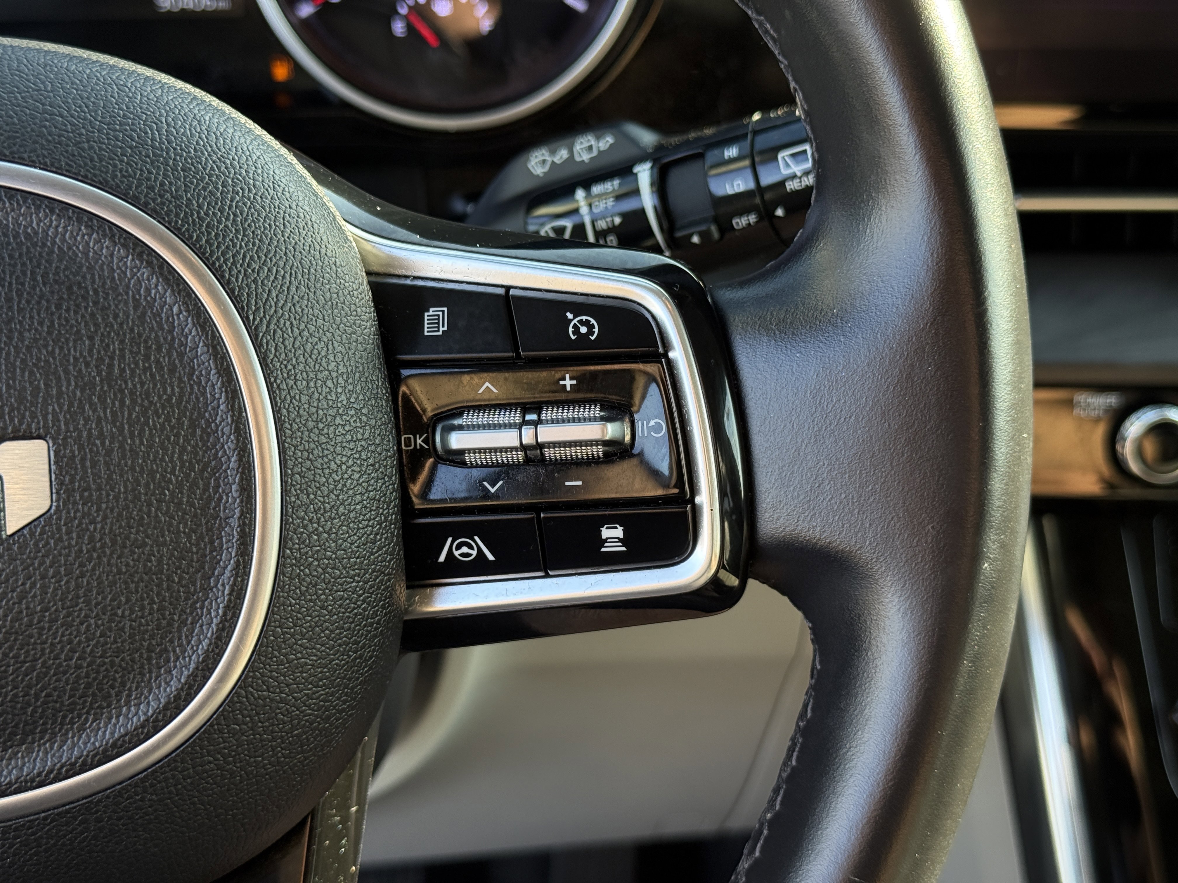 Used 2022 Kia Carnival EX image 19