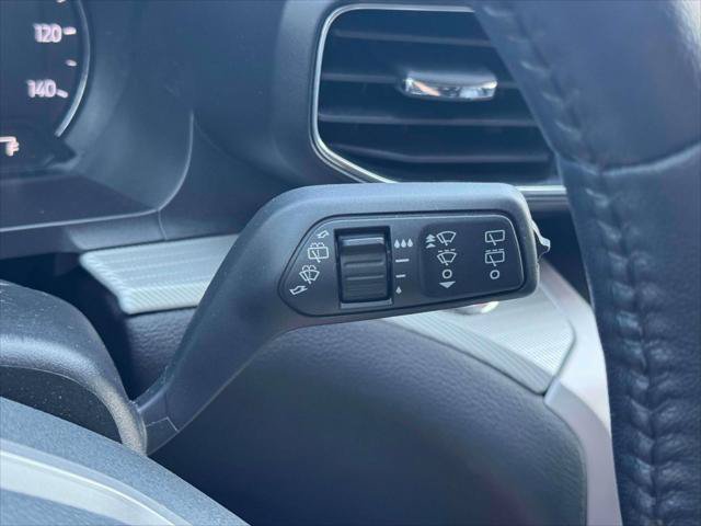 Used 2022 Ford Explorer XLT w/ Equipment Group 202A AWD/4WD image 28