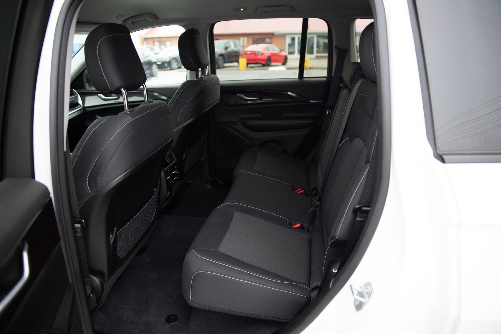 Used 2023 Jeep Grand Cherokee Laredo image 21