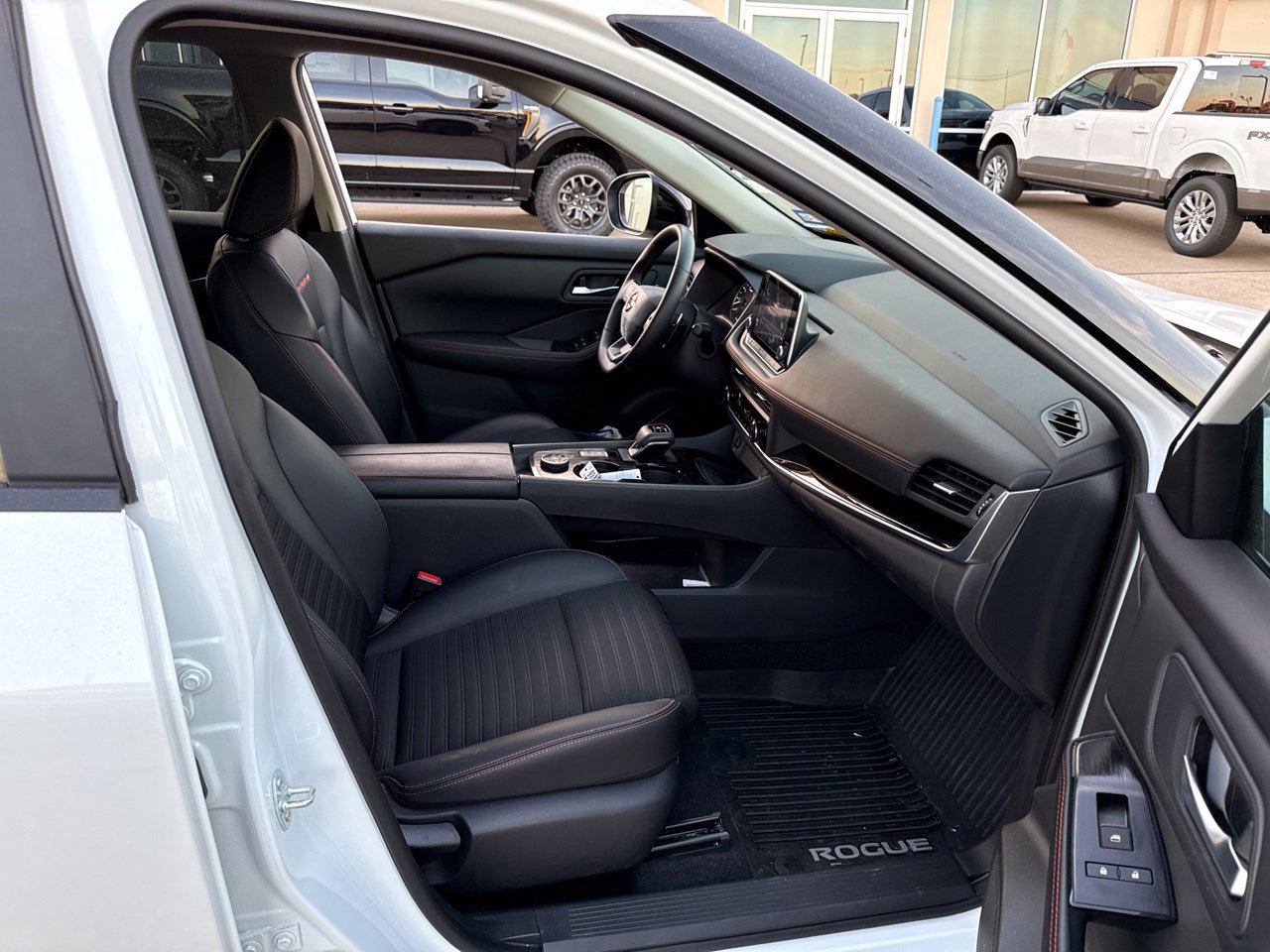 Used 2025 Nissan Rogue SV AWD/4WD image 14