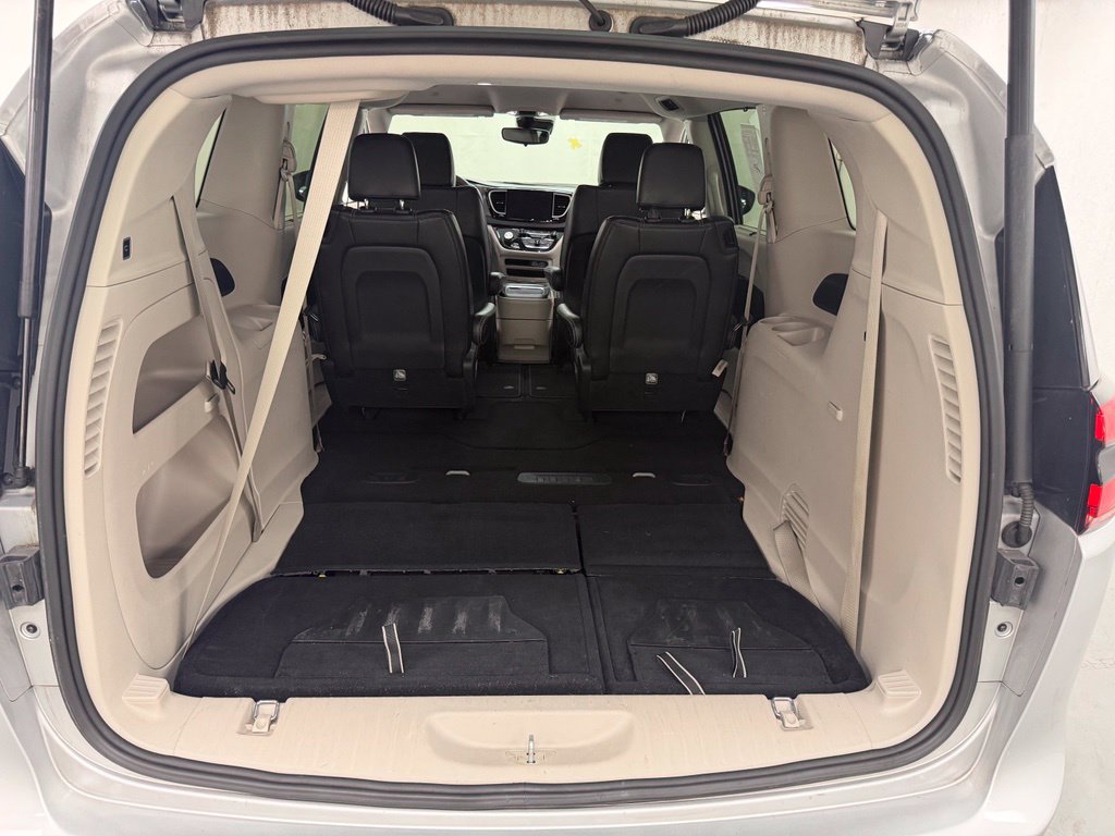 Used 2024 Chrysler Pacifica Touring-L FWD image 6