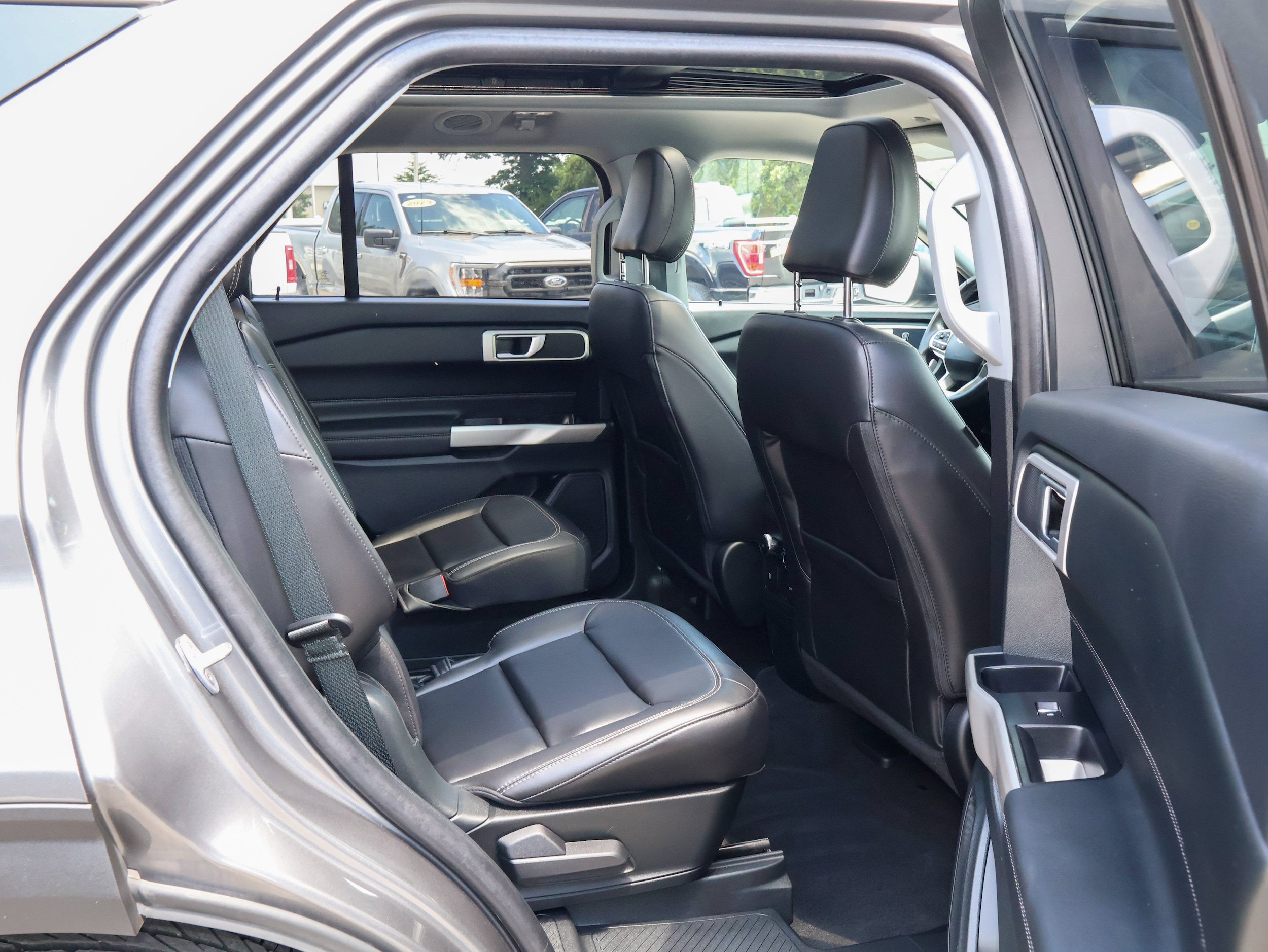 Used 2023 Ford Explorer XLT w/ Equipment Group 202A AWD/4WD image 32