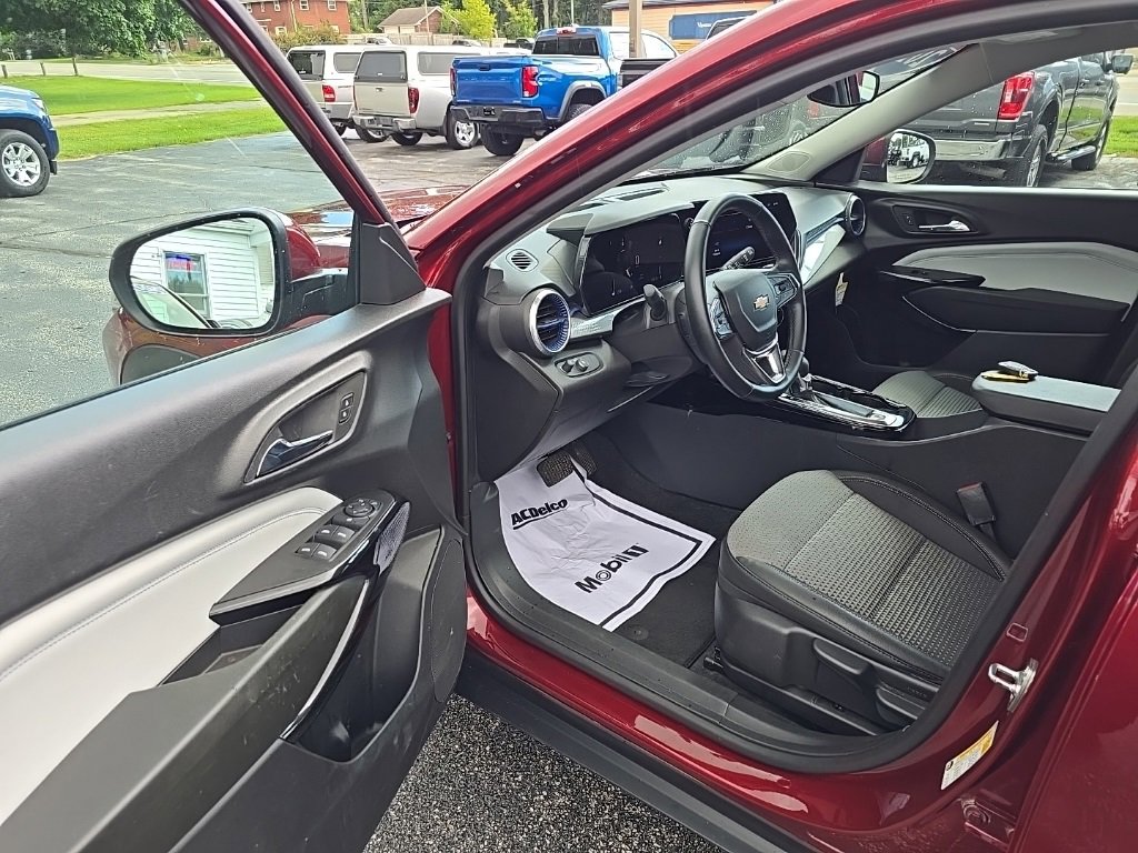 Used 2024 Chevrolet Trax LT w/ Driver Confidence Package image 13