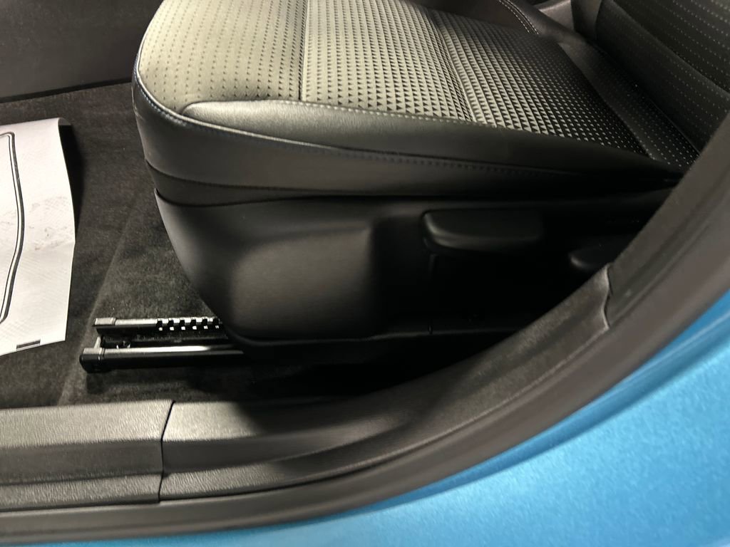 Used 2025 Chevrolet Trax LT w/ Sunroof Package image 13