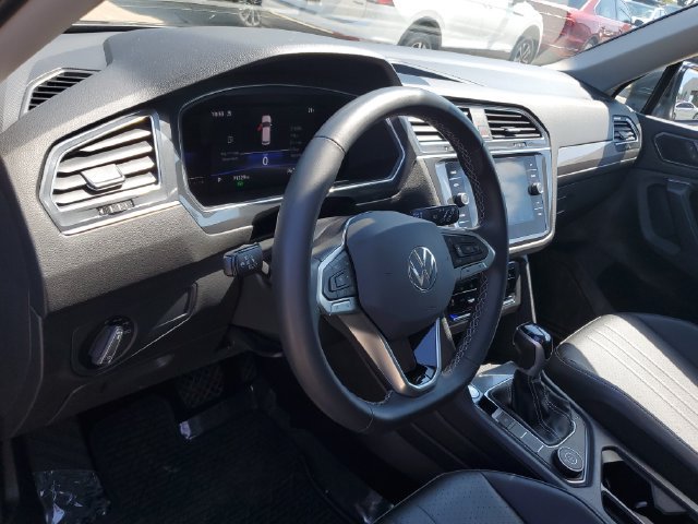 Used 2023 Volkswagen Tiguan SE w/ Panoramic Sunroof Package AWD/4WD image 21
