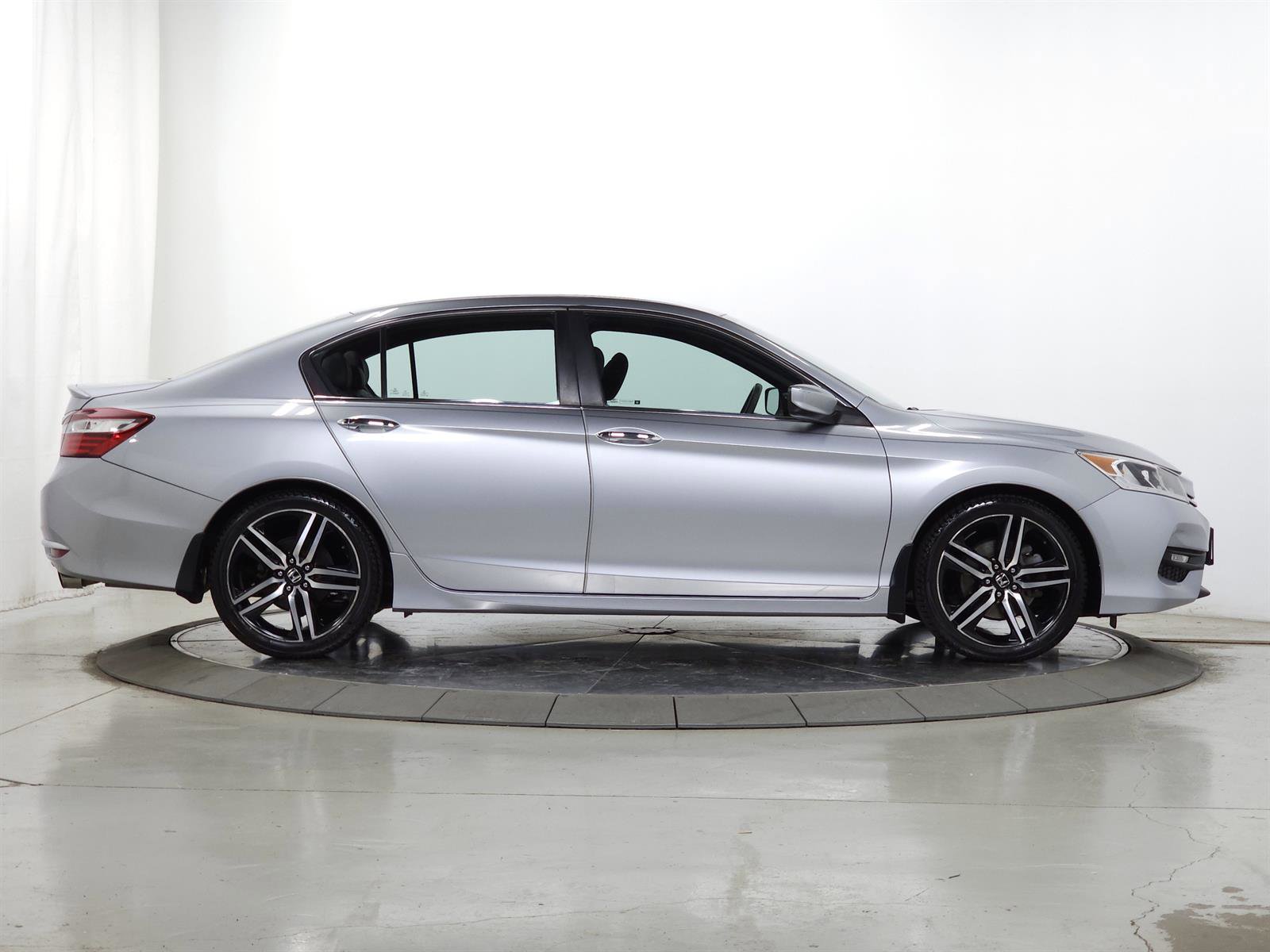 Used 2017 Honda Accord Sport Special Edition image 9