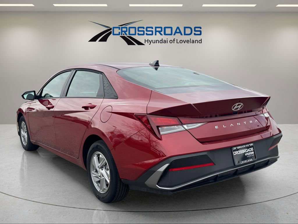 Used 2025 Hyundai Elantra SE image 2