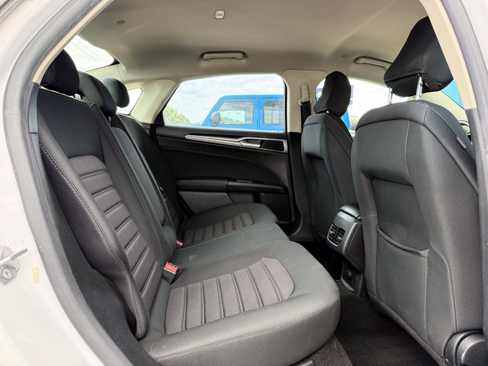 Used 2020 Ford Fusion SE FWD image 15