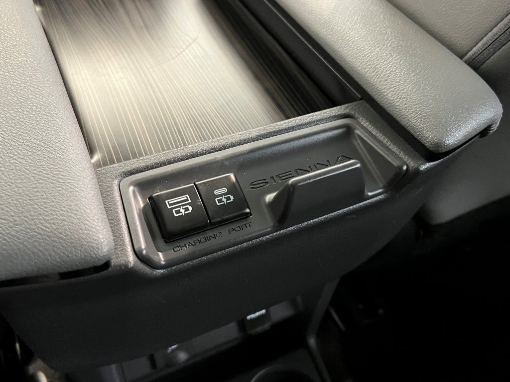 Used 2023 Toyota Sienna Limited image 24