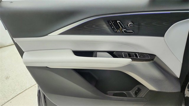 Used 2025 Cadillac Lyriq Luxury image 35