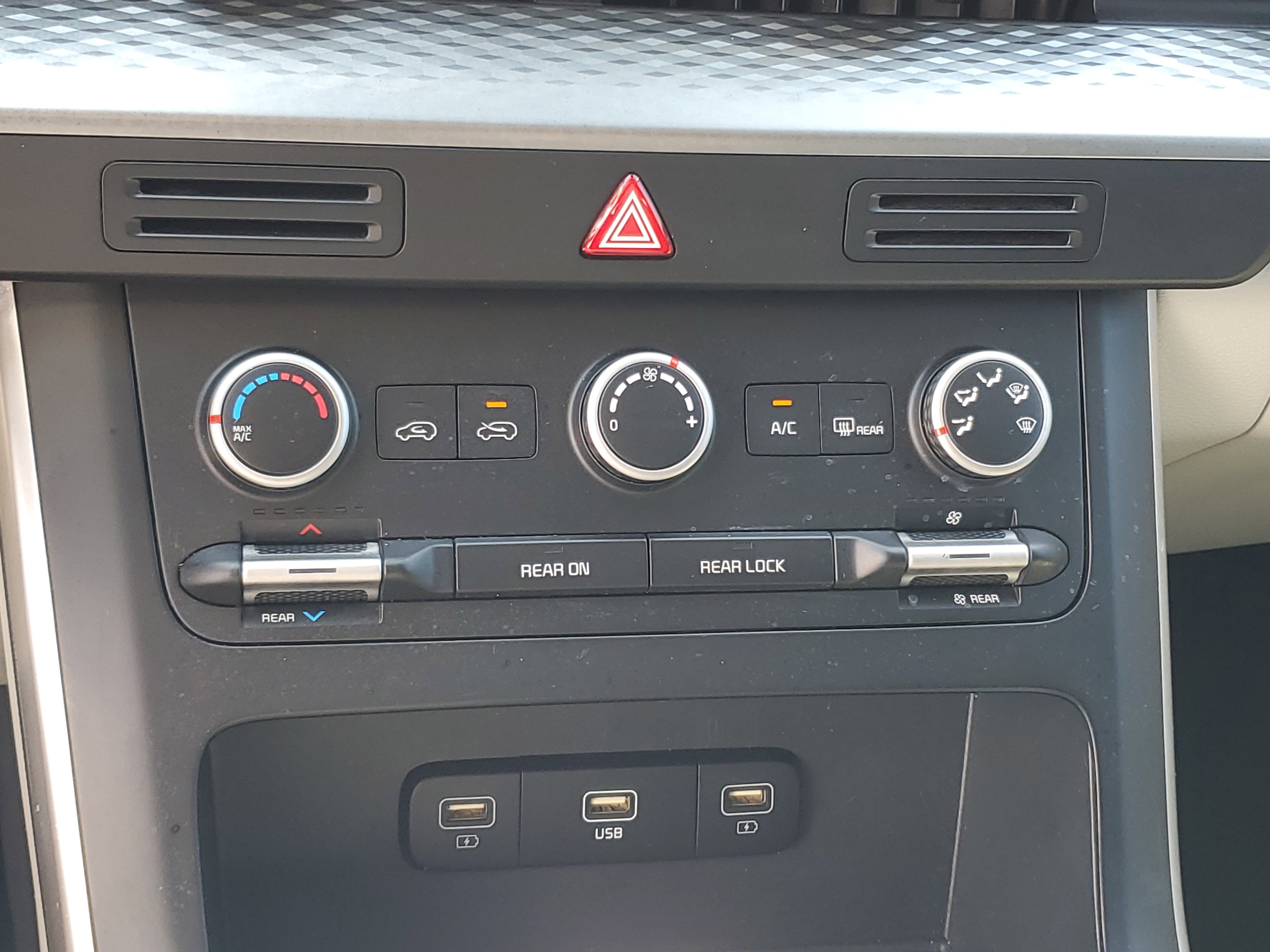 Used 2023 Kia Carnival LX image 23