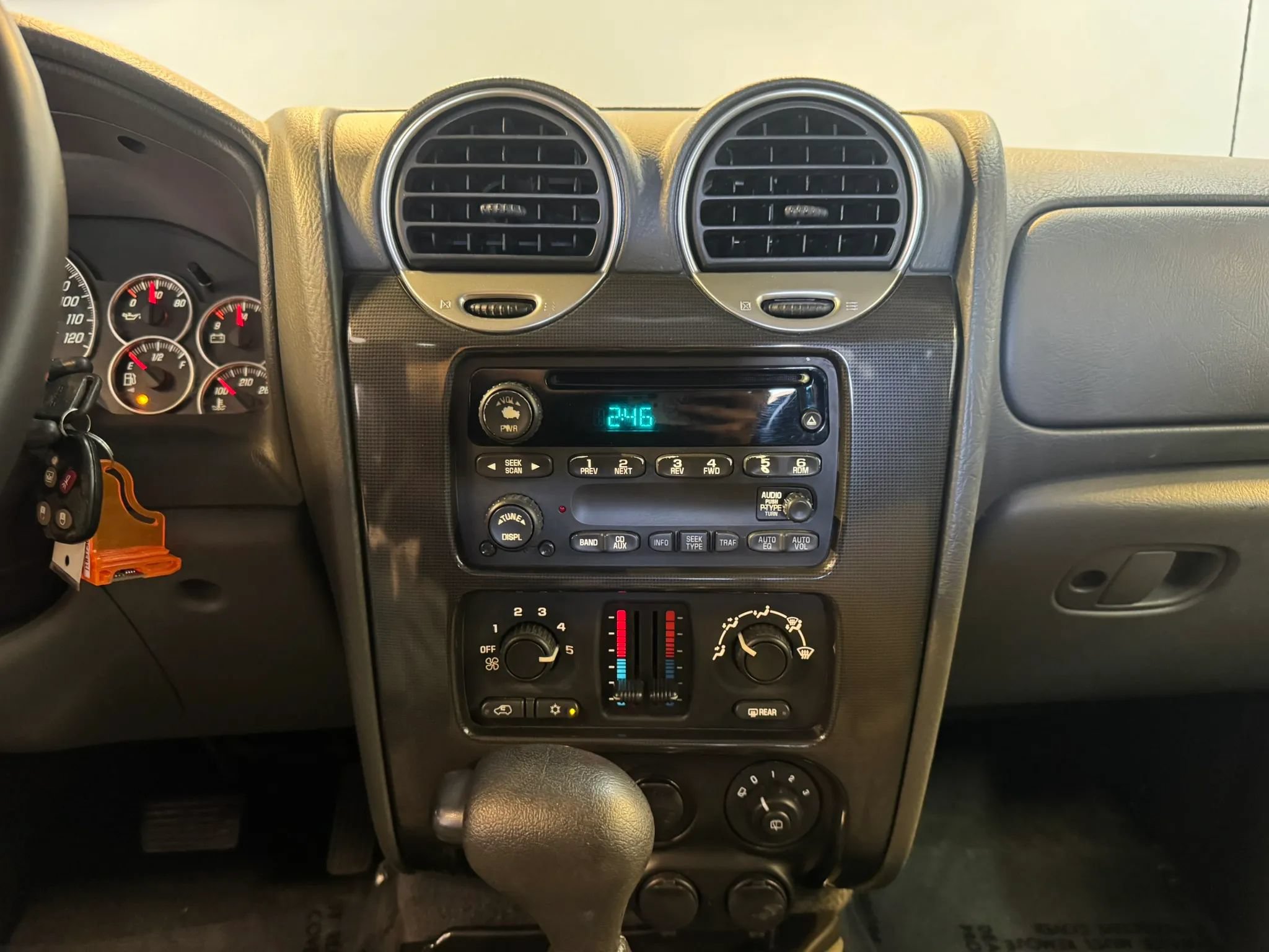 Used 2004 GMC Envoy XUV SLE w/ 1SB Preferred Equipment Group AWD/4WD image 14
