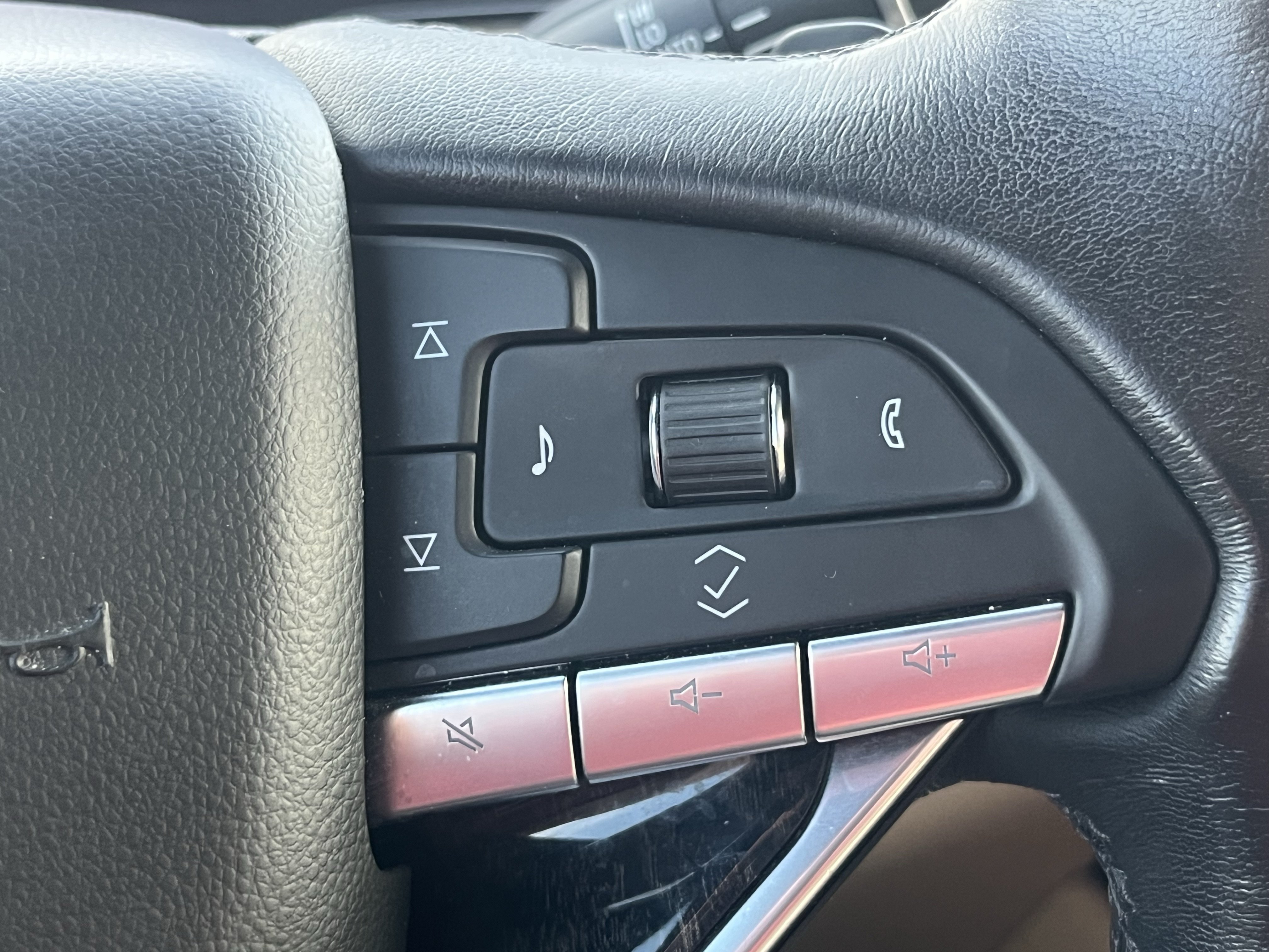 Used 2021 Cadillac Escalade Premium Luxury AWD/4WD image 21