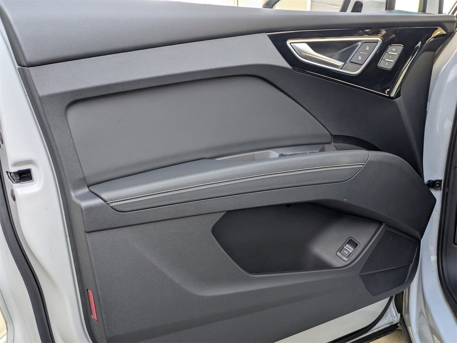 Used 2024 Audi Q4 e-tron Premium image 16