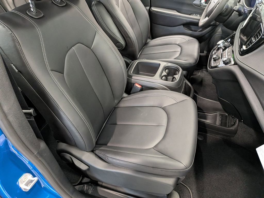 New 2026 Chrysler Pacifica Select AWD/4WD image 25