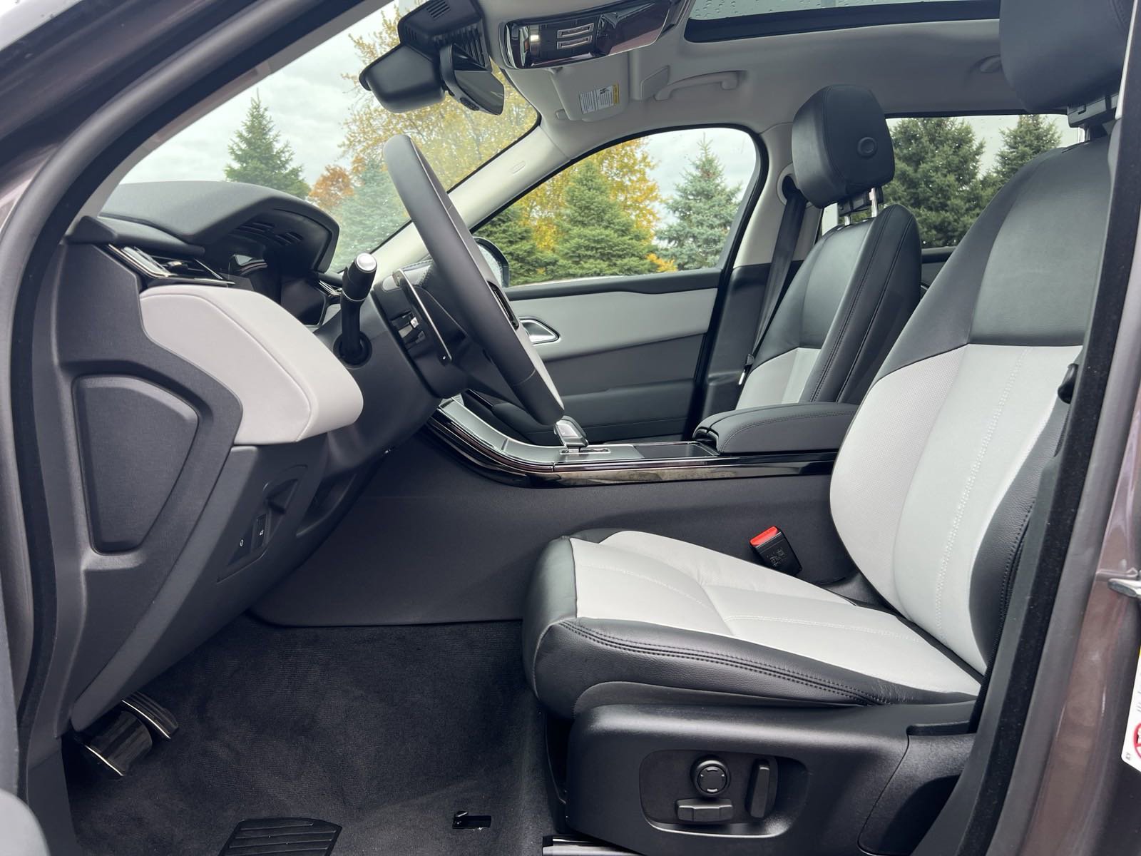 New 2025 Land Rover Range Rover Velar Dynamic SE image 21