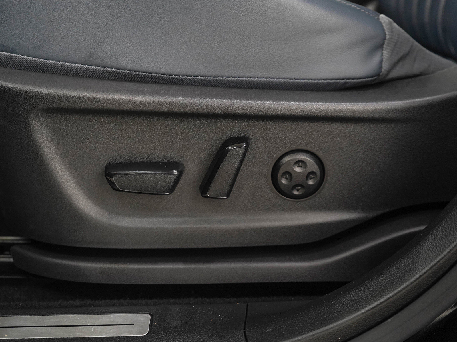 Used 2023 Nissan Ariya AWD/4WD image 28