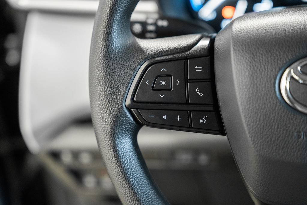 Used 2025 Toyota Sienna LE FWD image 26