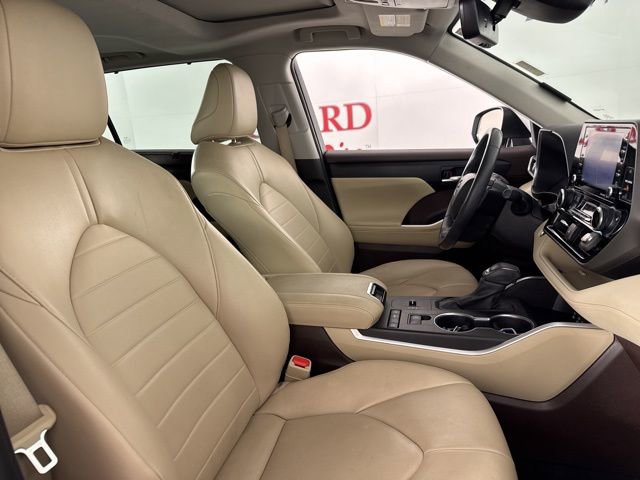 Used 2022 Toyota Highlander XLE image 16