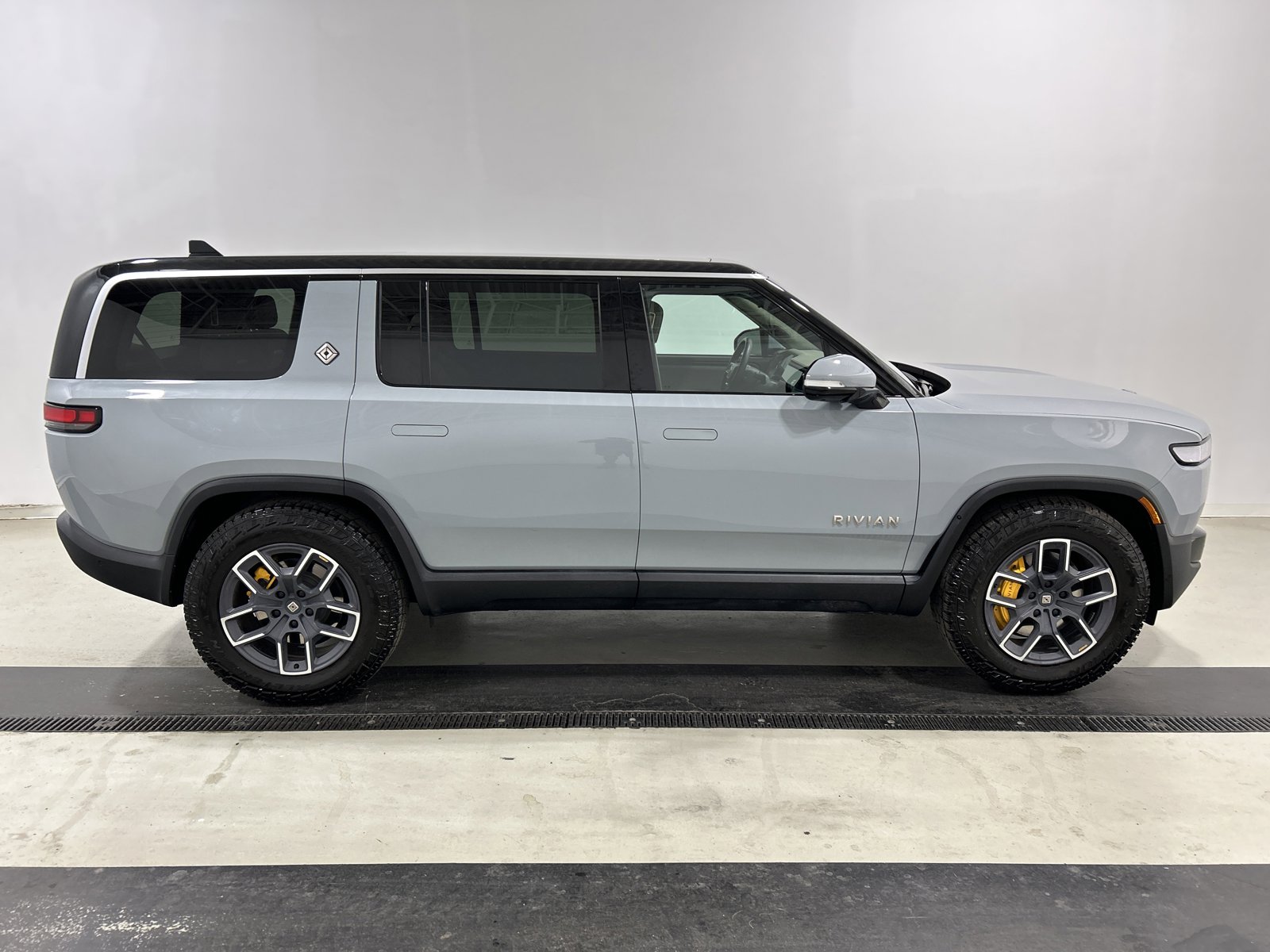 Used 2023 Rivian R1S Adventure AWD/4WD image 6