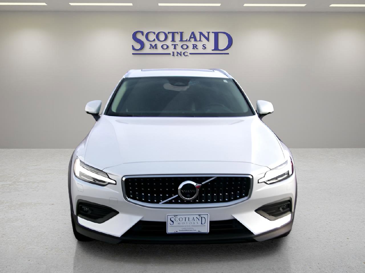 Used 2025 Volvo V60 B5 Cross Country Plus image 3