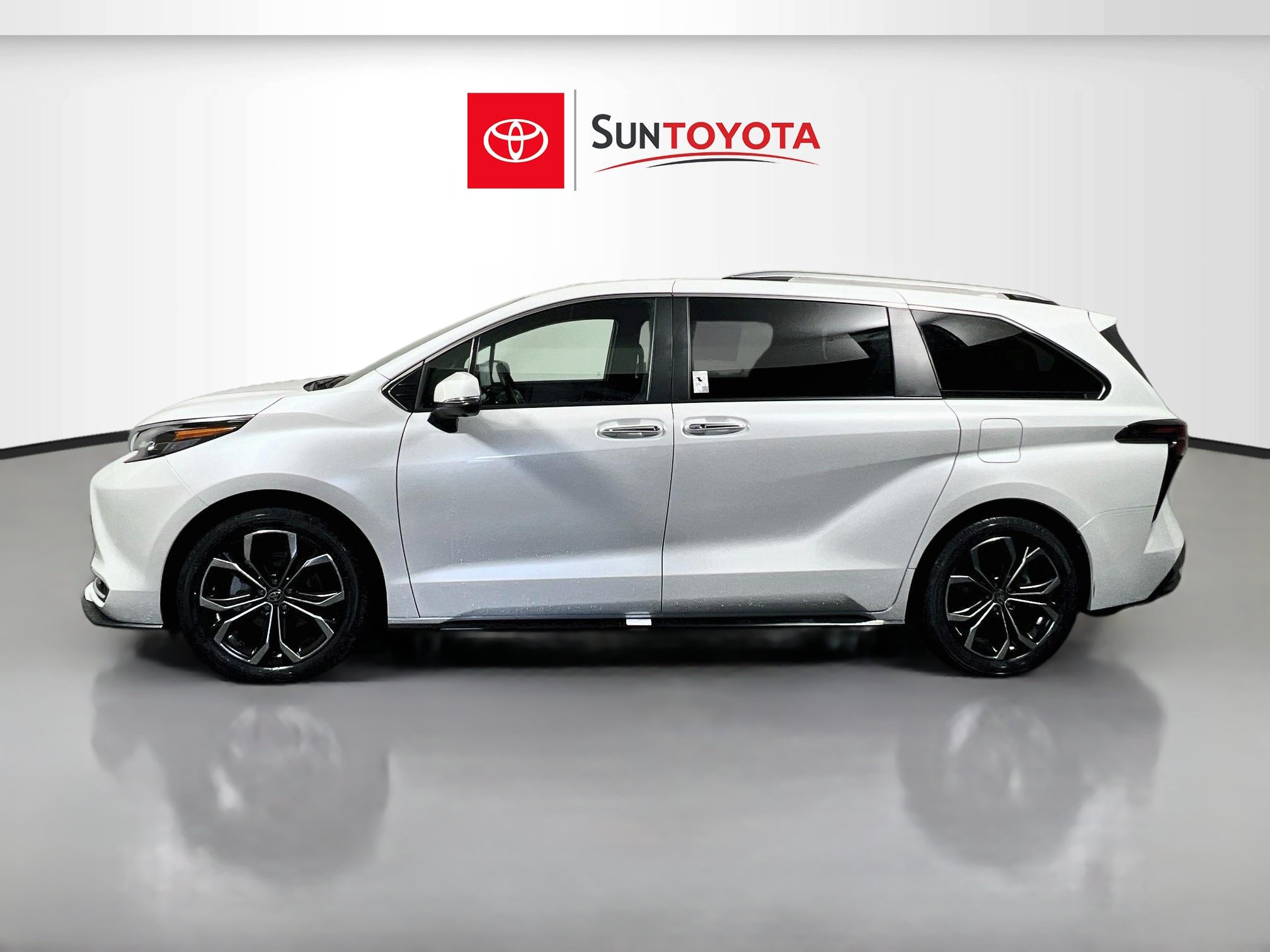 Used 2025 Toyota Sienna Platinum FWD image 7