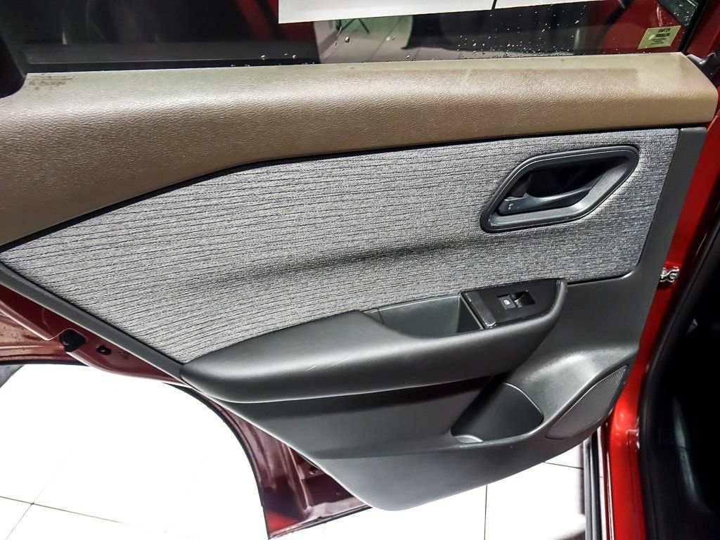 Used 2023 Nissan Rogue S image 26