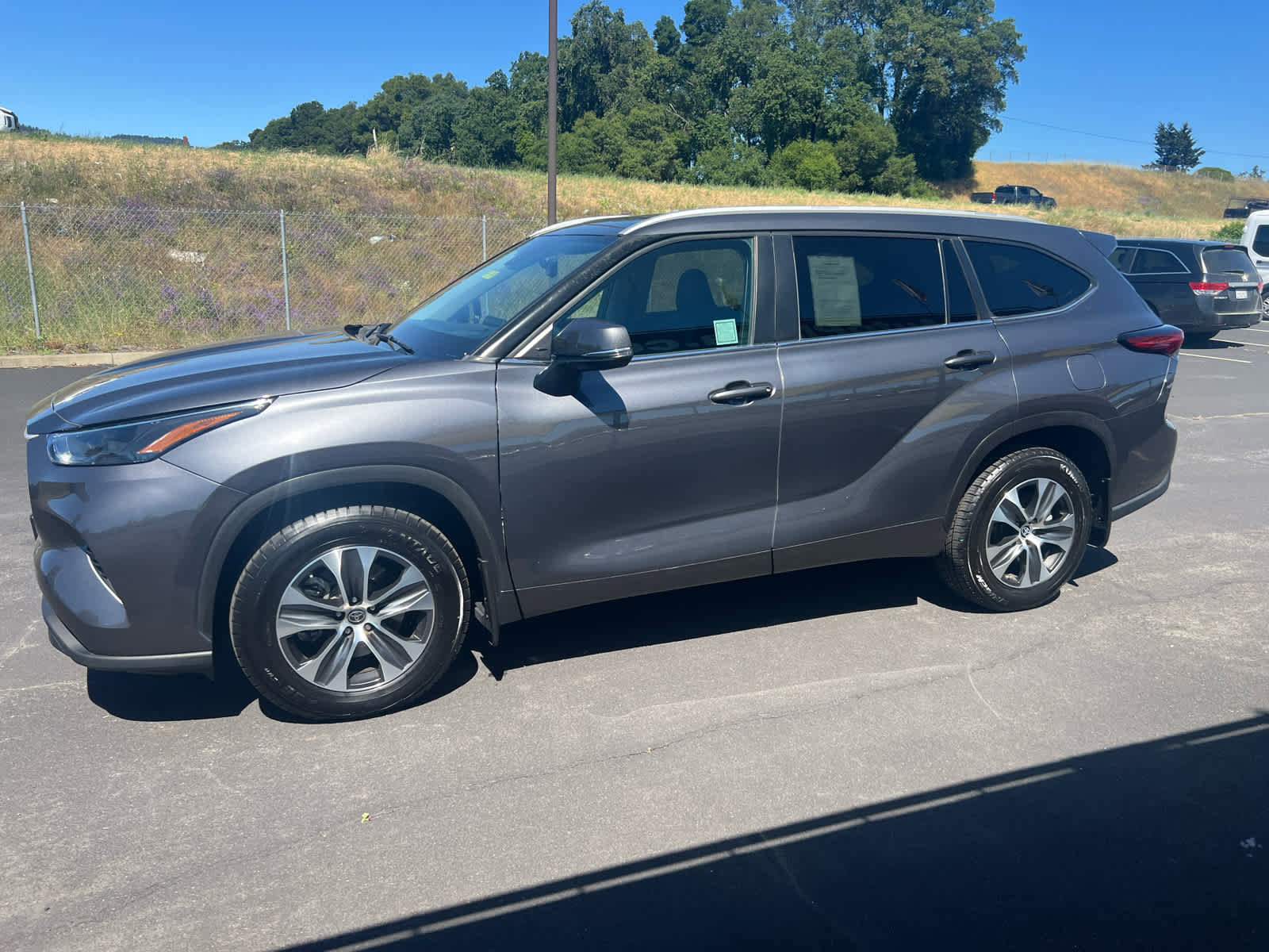 Used 2023 Toyota Highlander XLE AWD/4WD image 7