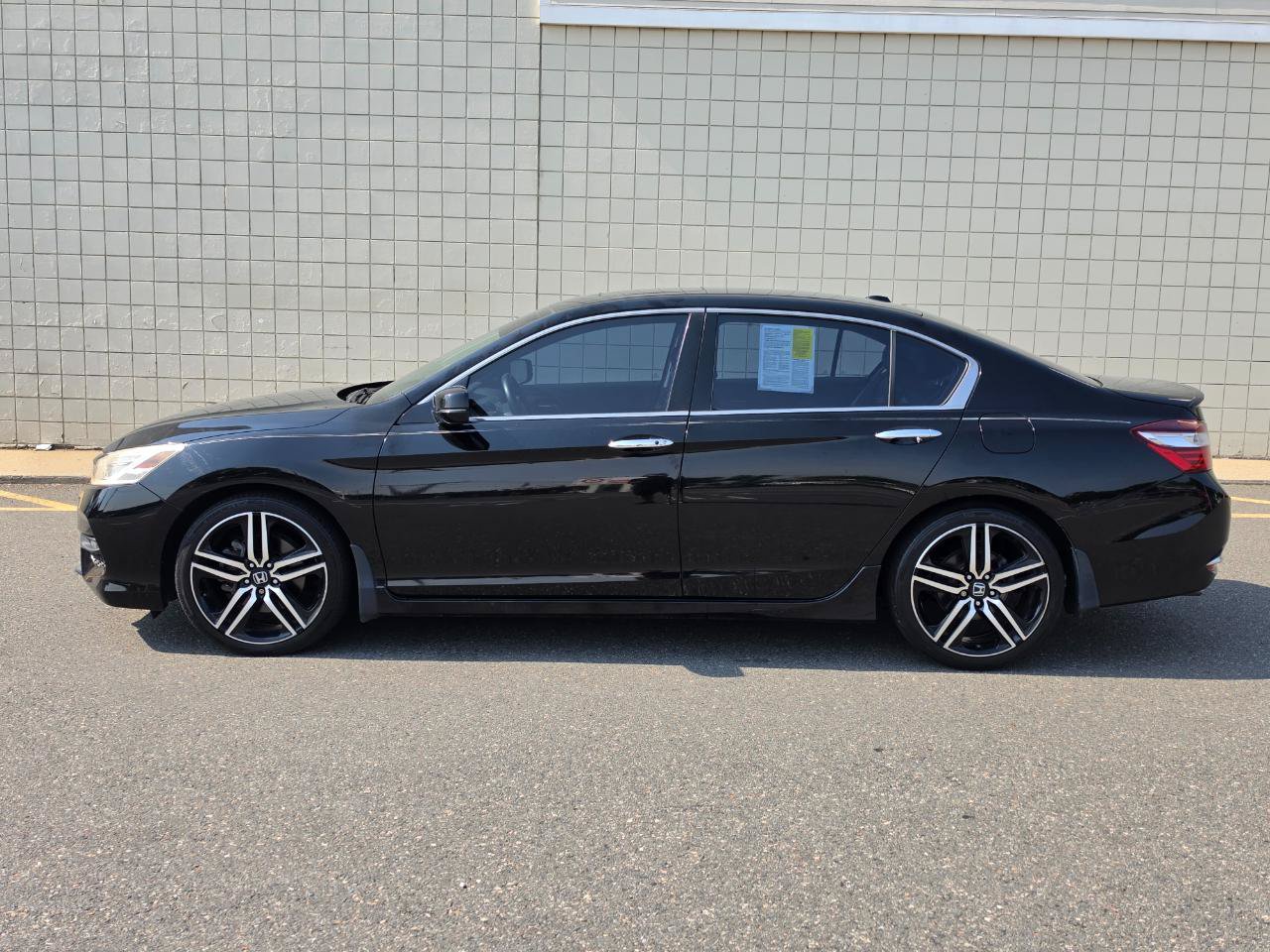 Used 2017 Honda Accord Touring image 4