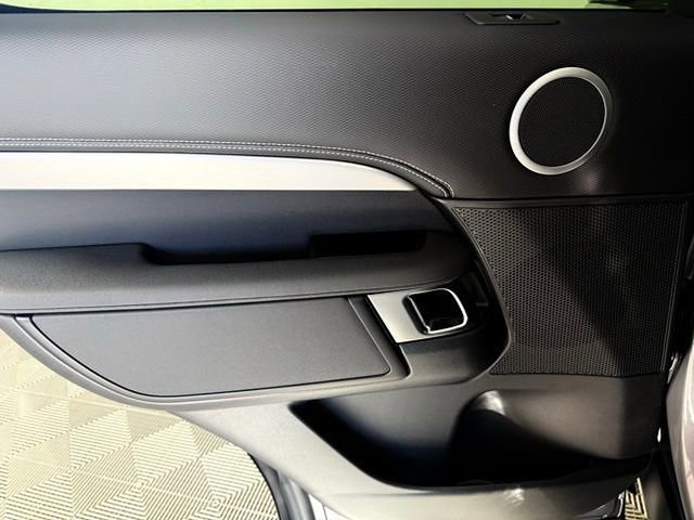 Certified 2025 Land Rover Discovery Dynamic SE image 27