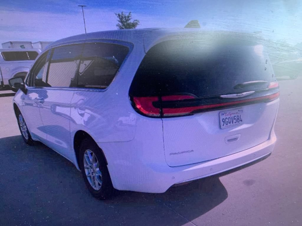 Used 2023 Chrysler Pacifica Touring-L FWD image 5